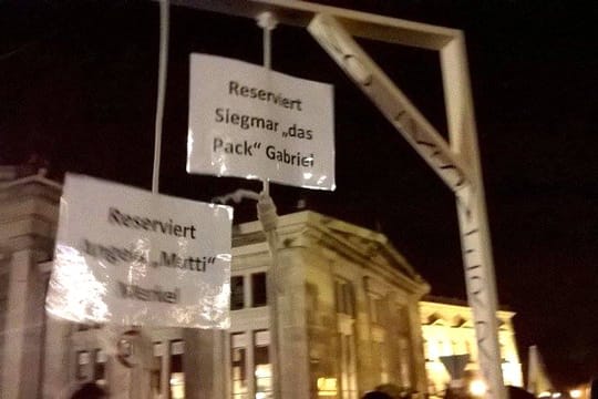 Pegida-Teilnehmer halten am 12.