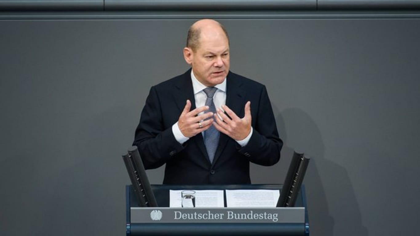 Bundesfinanzminister Olaf Scholz wirbt im Bundestag für eine Grundgesetzänderung, durch die Bundesmittel unter anderem für die Bildungsinfrastruktur an die Kommunen fließen sollen.