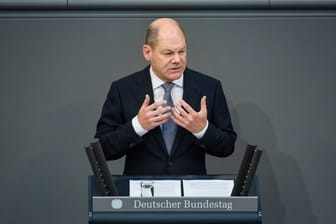 Bundesfinanzminister Olaf Scholz wirbt im Bundestag für eine Grundgesetzänderung, durch die Bundesmittel unter anderem für die Bildungsinfrastruktur an die Kommunen fließen sollen.