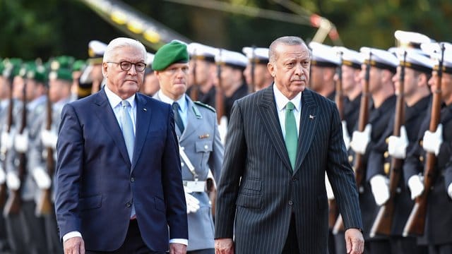 Bundespräsident Frank-Walter Steinmeier (l) empfängt den türkischen Staatspräsidenten Recep Tayyip Erdogan im Schloss Bellevue mit militärischen Ehren. Bundespräsident Frank-Walter Steinmeier (l) empfängt den türkischen Staatspräsidenten Recep Tayyip Erdogan im Schloss Bellevue mit militärischen Ehren.