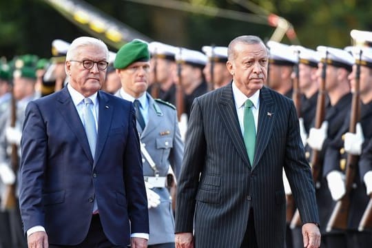 Bundespräsident Frank-Walter Steinmeier (l) empfängt den türkischen Staatspräsidenten Recep Tayyip Erdogan im Schloss Bellevue mit militärischen Ehren.