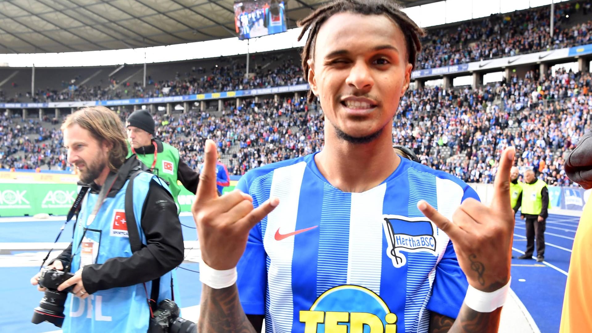 Valentino Lazaro jubelt nach dem Sieg gegen Borussia Mönchengladbach in der Ostkurve. Zuletzt verlor der Hauptstadtklub in Bremen, hat aber seinen Optimismus nicht verloren. Valentino Lazaro jubelt nach dem Sieg gegen Borussia Mönchengladbach in der Ostkurve. Zuletzt verlor der Hauptstadtklub in Bremen, hat aber seinen Optimismus nicht verloren.