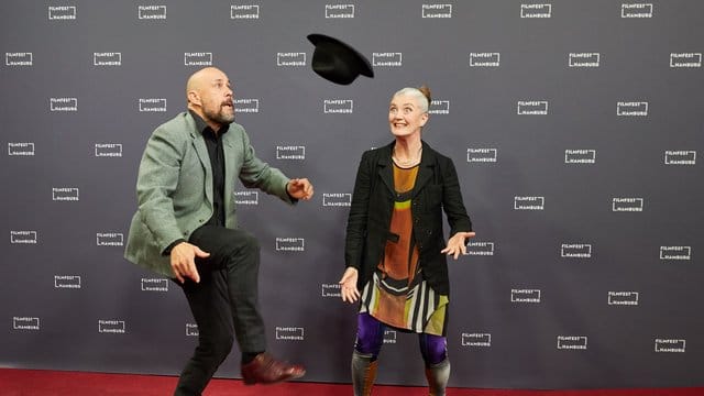 Ausgelassene Stimmung auf dem roten Teppich: Regisseur Benedikt Erlingsson und Schauspielerin Halldora Geirhardsdottir. Ausgelassene Stimmung auf dem roten Teppich: Regisseur Benedikt Erlingsson und Schauspielerin Halldora Geirhardsdottir.