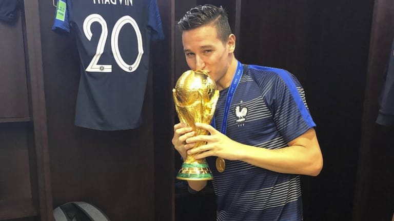 Weltmeister: Thauvin nach dem WM-Finale mit dem Pokal in der Frankreich-Kabine.