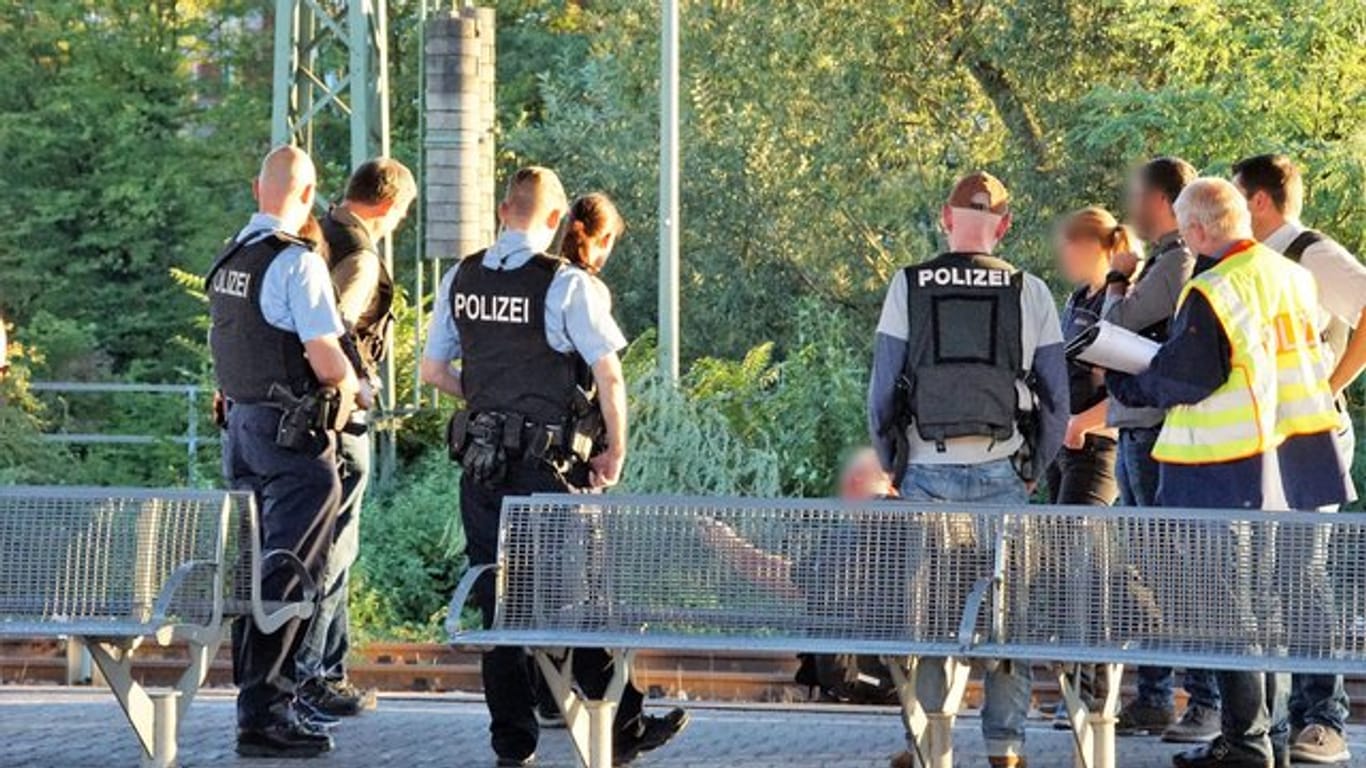 Polizisten stehen auf einem Bahnsteig des Bahnhofes Esslingen.