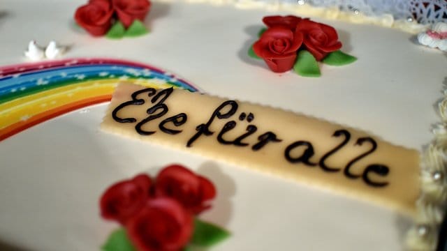 Hochzeitstorte für Alle: Seit einem Jahr können sich gleichgeschlechtliche Paare in Deutschland trauen lassen. Hochzeitstorte für Alle: Seit einem Jahr können sich gleichgeschlechtliche Paare in Deutschland trauen lassen.