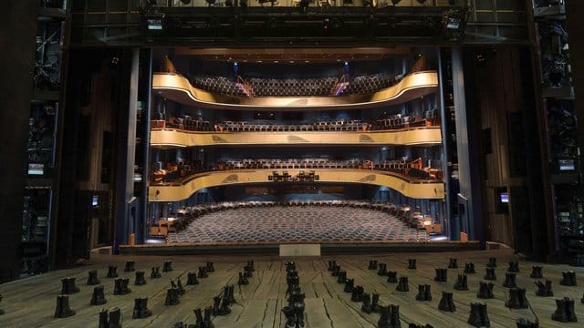 Oper Frankfurt: Blick von der Bühne in den Zuschauerraum. Oper Frankfurt: Blick von der Bühne in den Zuschauerraum.