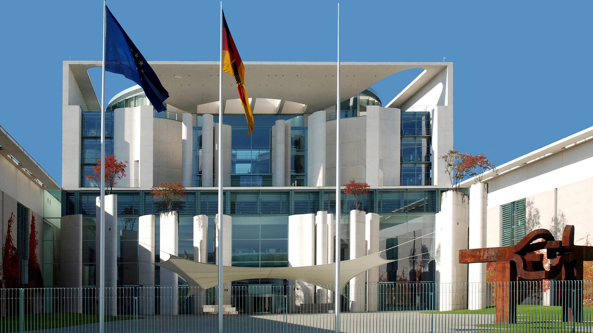 Kanzleramt: Hier treffen sich die Minister mit Kanzlerin Merkel, um Lösungen in der Dieselkrise zu finden. Kanzleramt: Hier treffen sich die Minister mit Kanzlerin Merkel, um Lösungen in der Dieselkrise zu finden.