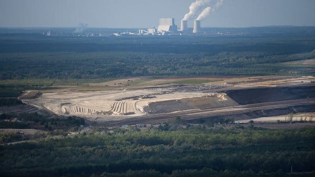 Blick auf den Tagebau Nochten und das Braunkohlekraftwerk Schwarze Pumpe.