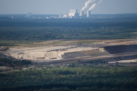 Blick auf den Tagebau Nochten und das Braunkohlekraftwerk Schwarze Pumpe.