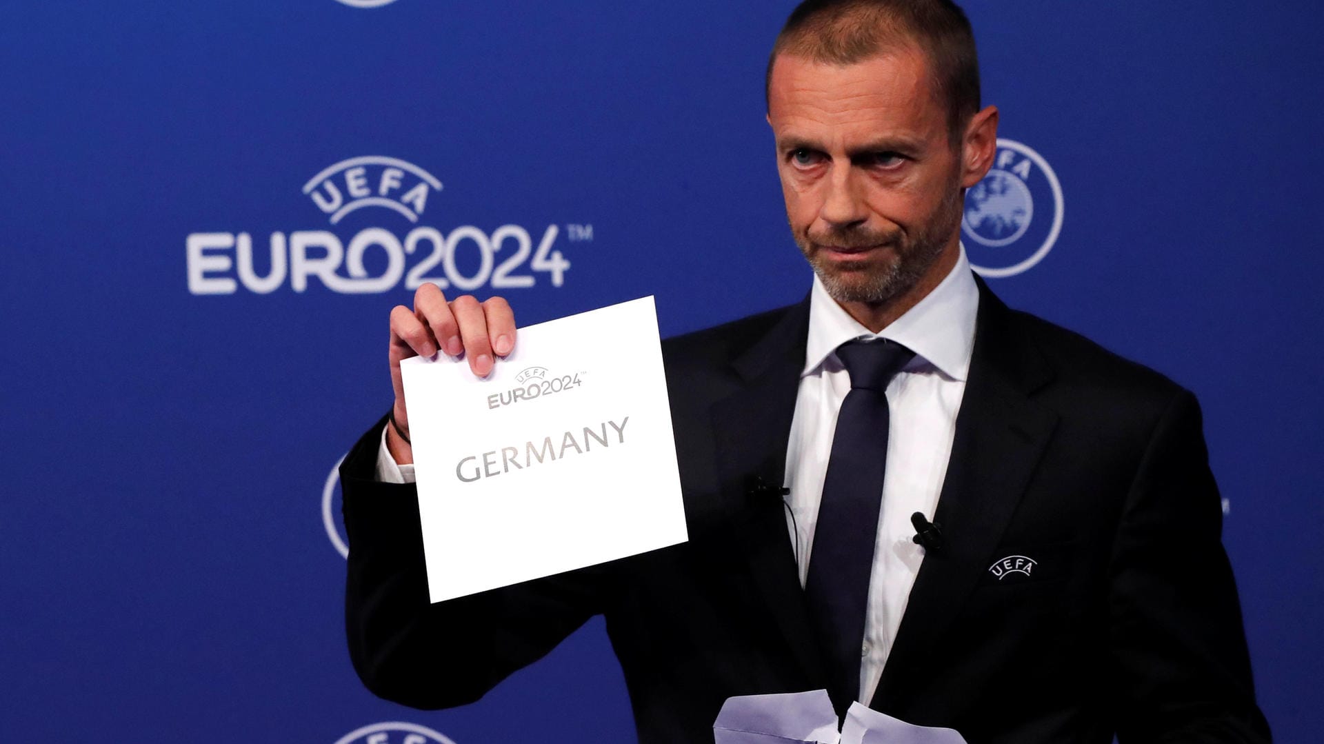 Uefa-Präsident Aleksander Ceferin verkündet die Entscheidung: Deutschland darf die Euro in sechs Jahren ausrichten.