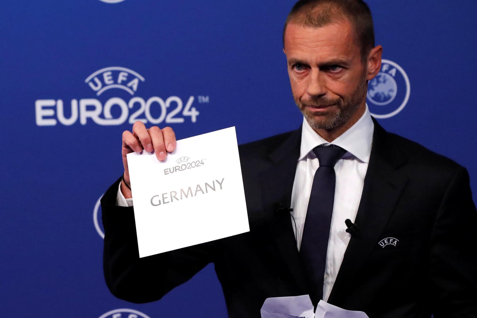 Uefa-Präsident Aleksander Ceferin verkündet die Entscheidung: Deutschland darf die Euro in sechs Jahren ausrichten.