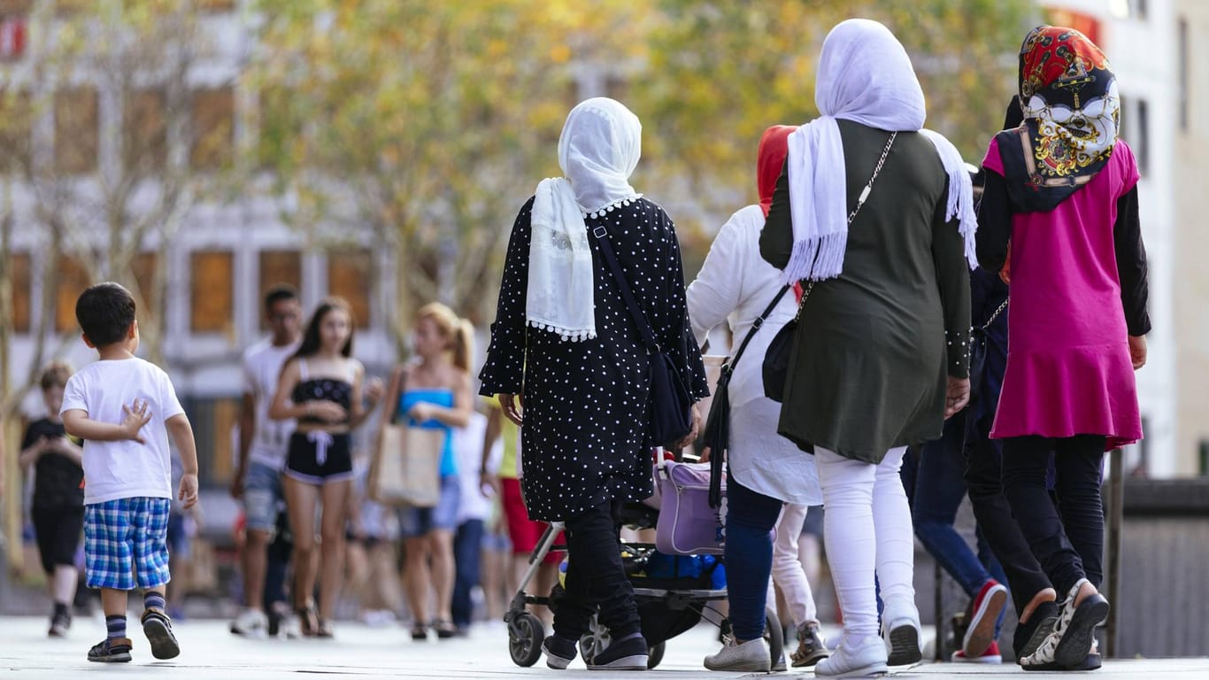 Frauen mit Kopftüchern am Kölner Dom: Den Eingeschränkten Schutzstatus haben vor allem Bürgerkriegsflüchtlinge aus Syrien (Symbolfoto).