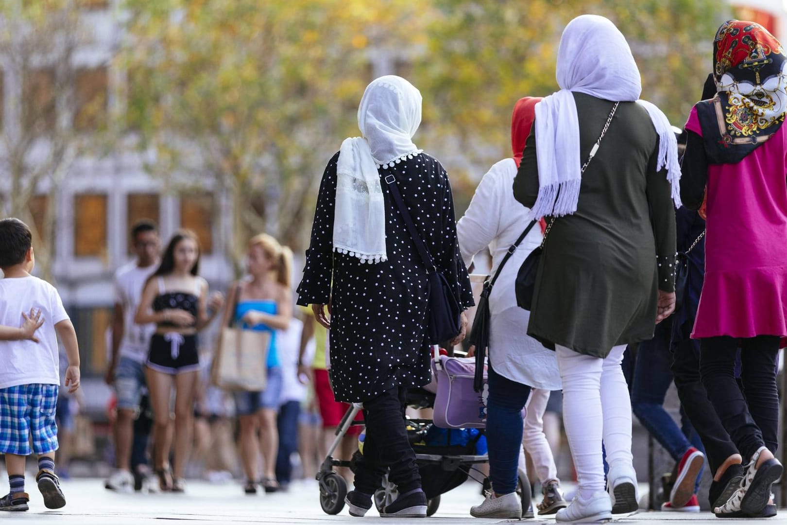 Frauen mit Kopftüchern am Kölner Dom: Den Eingeschränkten Schutzstatus haben vor allem Bürgerkriegsflüchtlinge aus Syrien (Symbolfoto).