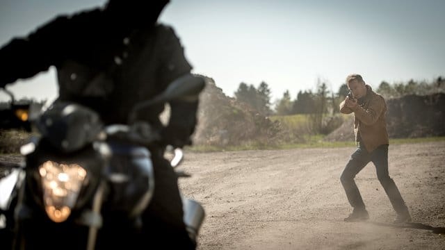 Hauke Jacobs (Hinnerk Schönemann) schießt auf einen Flüchtigen.