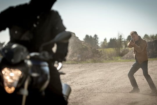 Hauke Jacobs (Hinnerk Schönemann) schießt auf einen Flüchtigen.