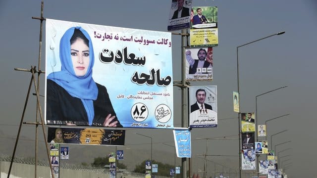 Wahlplakate von Parlamentskandidaten hängen zum offiziellen Start des Wahlkampfes an einer Straße in Kabul.