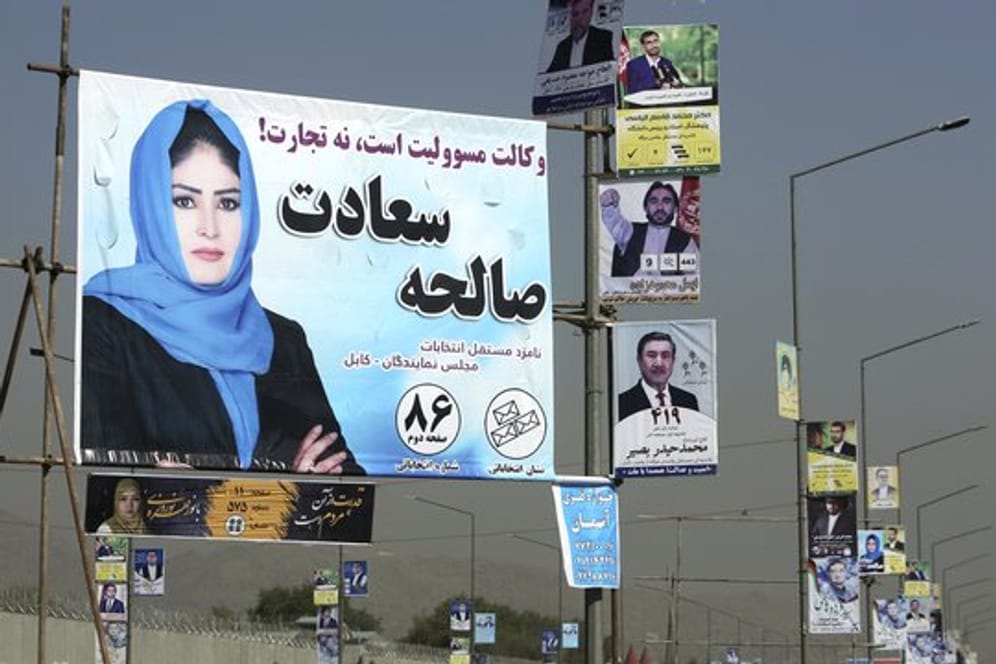 Wahlplakate von Parlamentskandidaten hängen zum offiziellen Start des Wahlkampfes an einer Straße in Kabul.