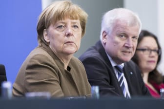 Parteichefinnen Merkel, Seehofer und Nahles: Die große Koalition aus CDU, CSU und SPD bekäme laut Umfragen derzeit keine Mehrheit mehr im Bundestag.
