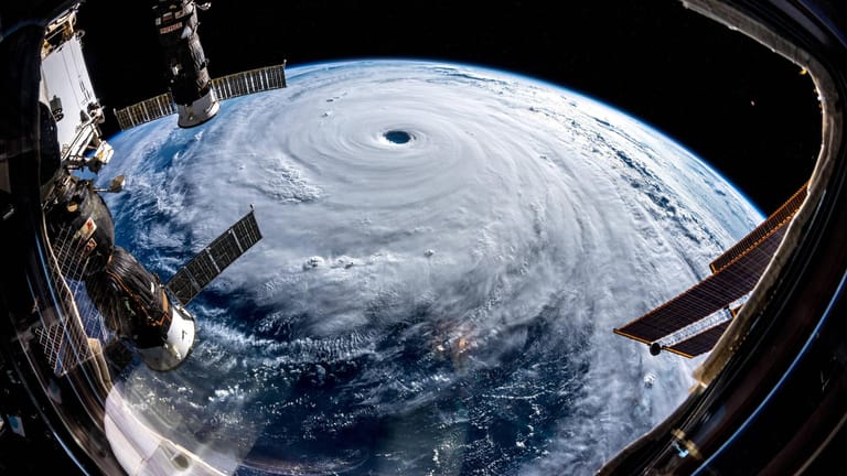 Ein Taifun der Kategorie 5 vor Japan und Taiwan, aufgenommen von der Raumstation ISS: Auch im Mittelmeer sind solche Tropenstürme möglich. Gerade entsteht einer vor Griechenland.