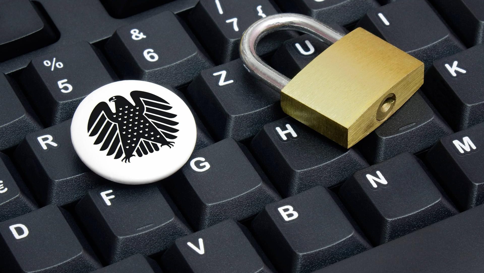 Bundesadler und Schloss auf einer Tastatur: Die Cybersicherheit in Deutschland hat Lücken.