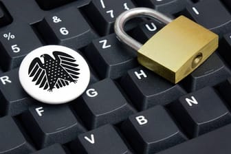 Bundesadler und Schloss auf einer Tastatur: Die Cybersicherheit in Deutschland hat Lücken.