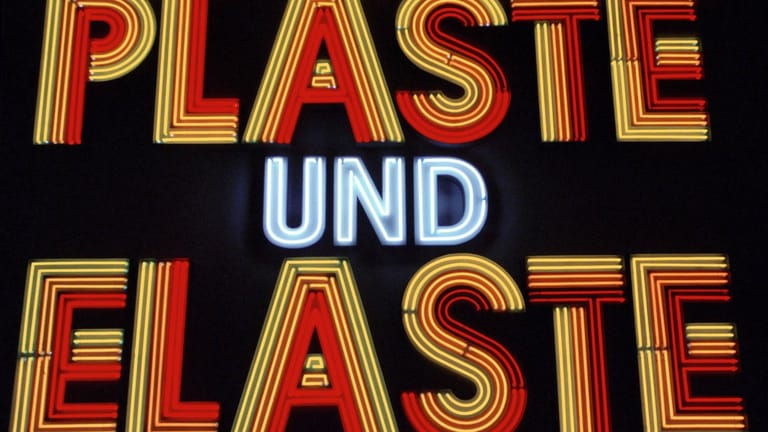 Leuchtreklame "Plaste und Elaste": Die ostdeutschen Buna-Werke führten den Werbeslogan "Plaste und Elaste aus Schkopau" ein. Heute hängt das Werbeschild im Deutschen Historischen Museum.