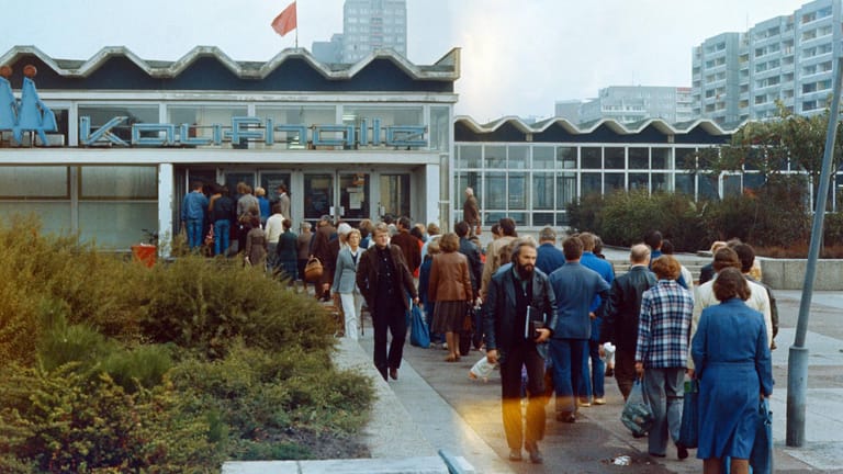 Menschenschlange vor einer HO-Kaufhalle in Berlin am 9. Oktober 1985: Die Selbstbedienungsläden gehörten zur Handelsorganisation (HO), einem Einzelhandelsunternehmen in der DDR.