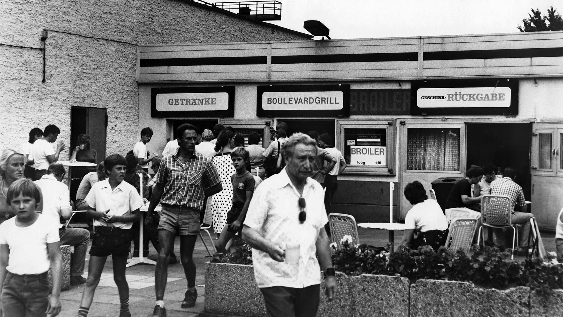 Imbissstube am Berliner Alexanderplatz am 3. September 1983: Am "Boulevardgrill" kosteten 100 Gramm Broiler 1,16 DDR-Mark.