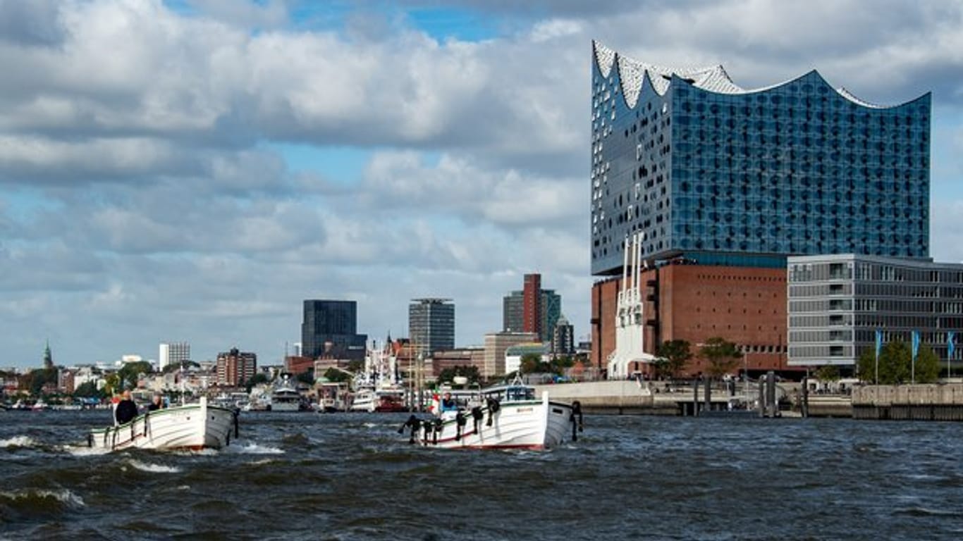 Zu Gast im Hamburger Hafen: Drei Börteboote aus Helgoland fahren auf der Elbe an der Elbphilharmonie vorbei.