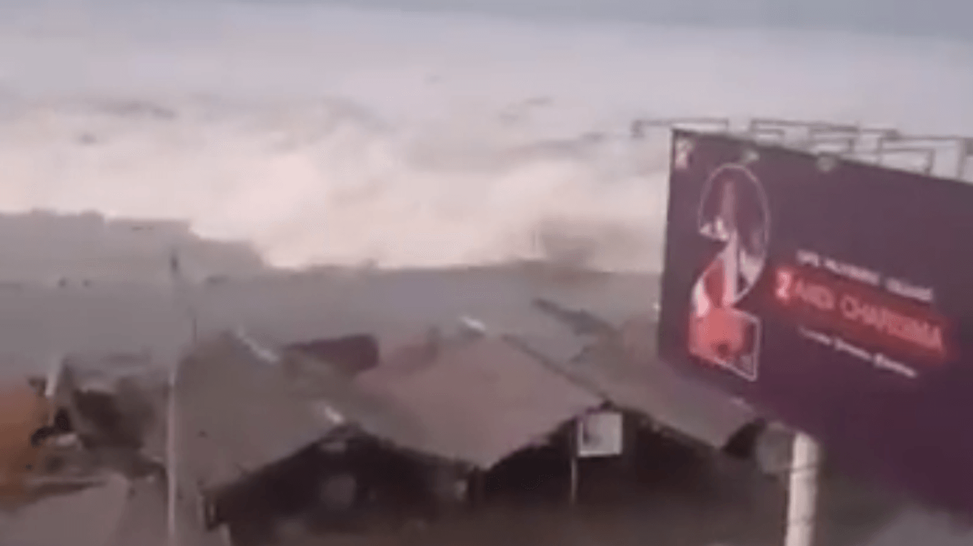 Tsunami nach dem Erdbeben: Eine Flutwelle trifft in Palu in Sulawesi auf die Küste.