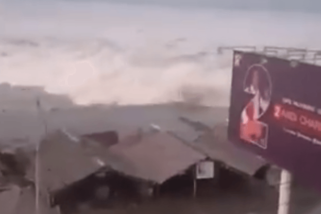 Tsunami nach dem Erdbeben: Eine Flutwelle trifft in Palu in Sulawesi auf die Küste.