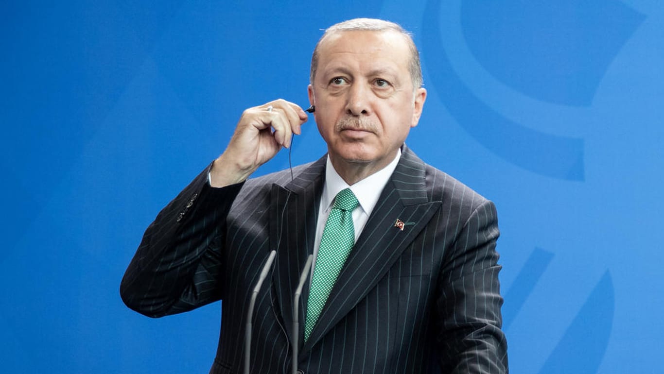 Erdogan bei der gemeinsamen Pressekonferenz mit Merkel in Berlin: Dündar sei "ein Agent, der Staatsgeheimnisse veröffentlicht hat", so der türkische Präsident.