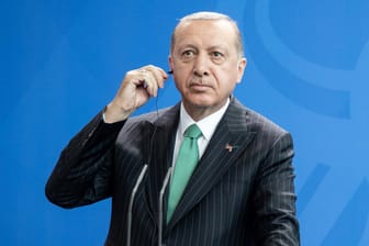 Erdogan bei der gemeinsamen Pressekonferenz mit Merkel in Berlin: Dündar sei "ein Agent, der Staatsgeheimnisse veröffentlicht hat", so der türkische Präsident.