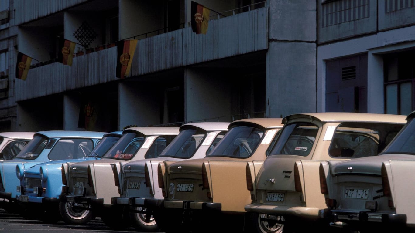 Parkende PKW der Marke Trabant: Der DDR-Kleinwagen wurde im Volksmund liebevoll Trabi genannt.