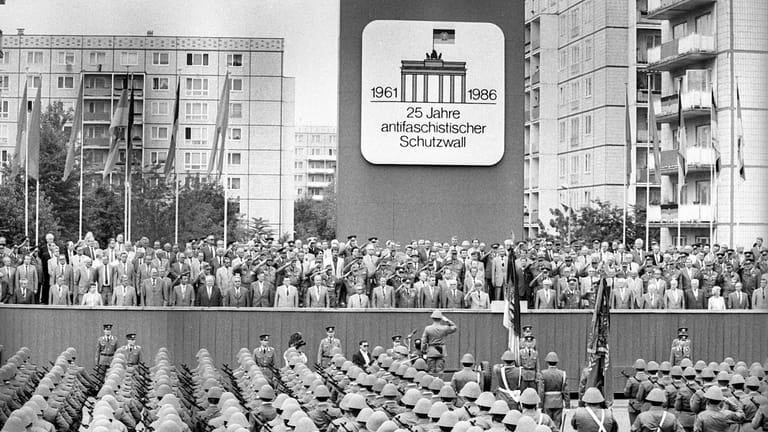 Parade am 13. August 1986: Ehrentribüne und DDR-Kampfgruppen anlässlich der Feierlichkeiten zu "25 Jahre antifaschistischer Schutzwall".