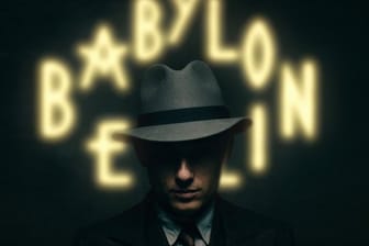 Ein Hut im Dunkeln: der Schauspieler Volker Bruch als Gereon Rath in "Babylon Berlin".