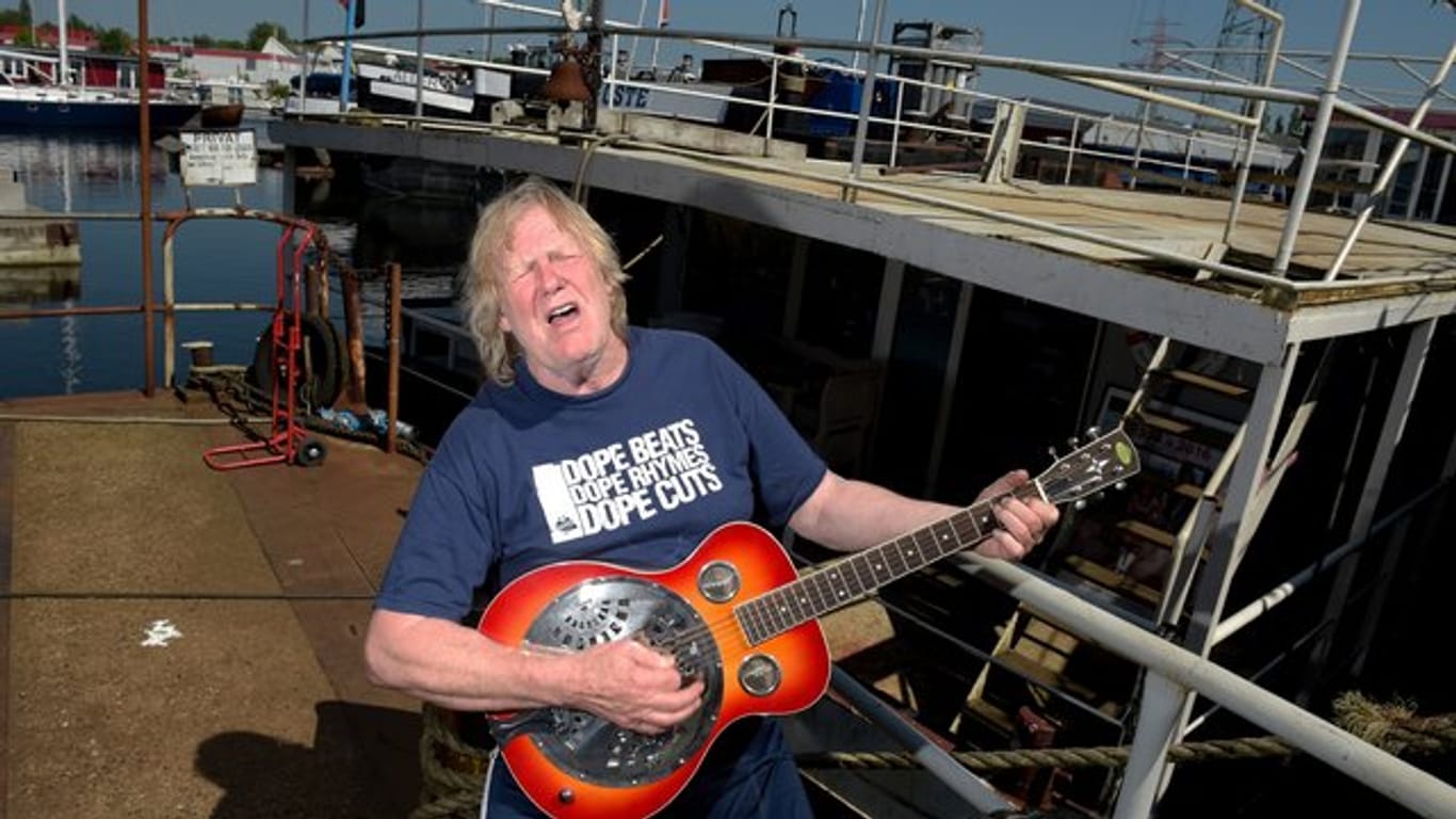 Der Musiker Gunter Gabriel auf seinem Hausboot im Harburger Hafen.