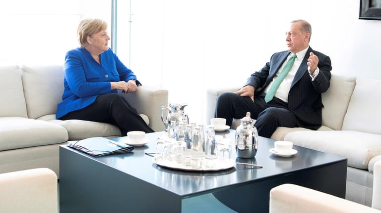 Erdogan und Merkel in Berlin: Bei ihrer gemeinsamen Pressekonferenz zeigten sich der türkische Präsident und die Kanzlerin alles andere als einig.