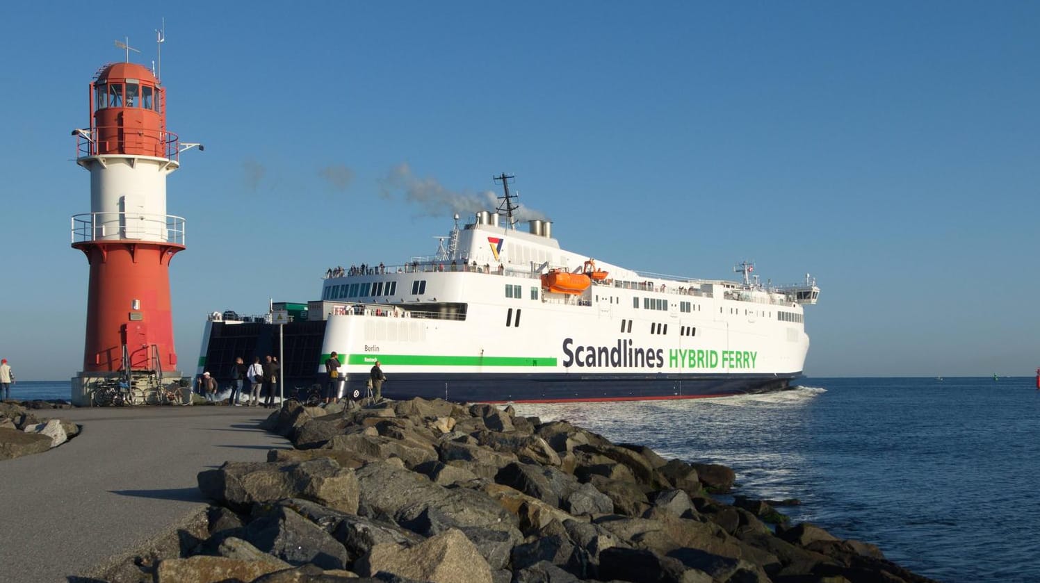 Die Fähre "Berlin" passiert das Molenfeuer bei Warnemünde: Die Fährverbindung Rostock-Gedser wurde eingestellt.