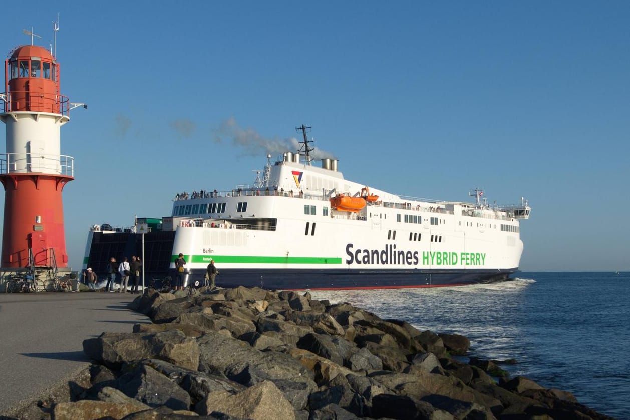 Die Fähre "Berlin" passiert das Molenfeuer bei Warnemünde: Die Fährverbindung Rostock-Gedser wurde eingestellt.