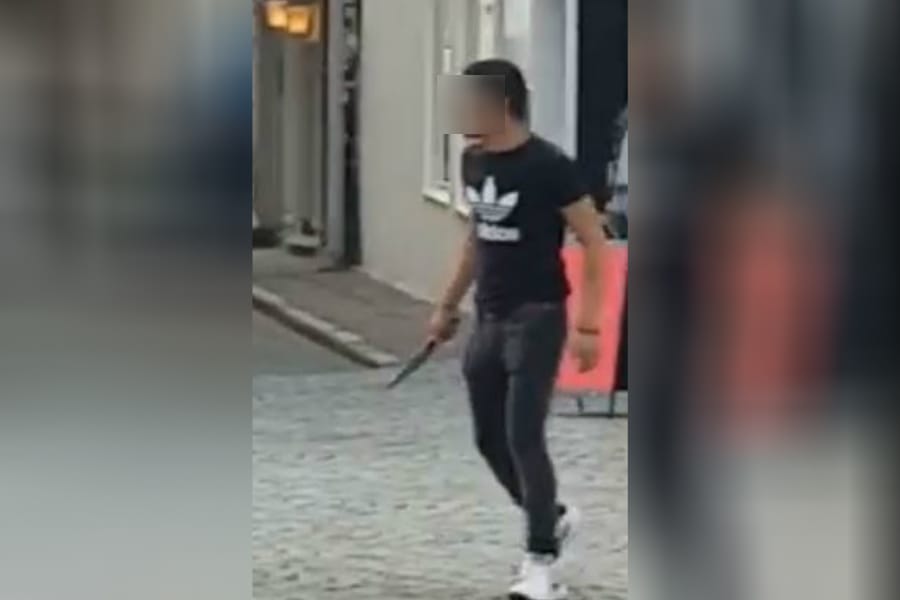 Ein mit einem Messer bewaffneter Mann lief am Freitag durch Ravensburg und stach auf Passanten ein. In sozialen Medien kursierten Videobilder.
