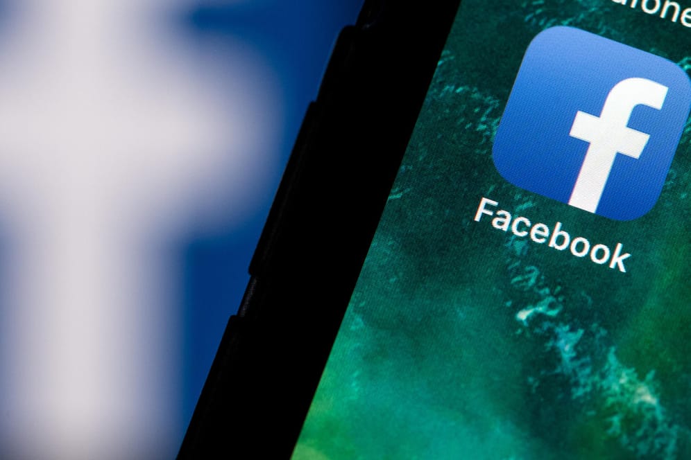 Die Facebook-App auf einem Smartphone: Fast 50 Millionen Nutzer waren von dem Hacker-Angriff betroffen.