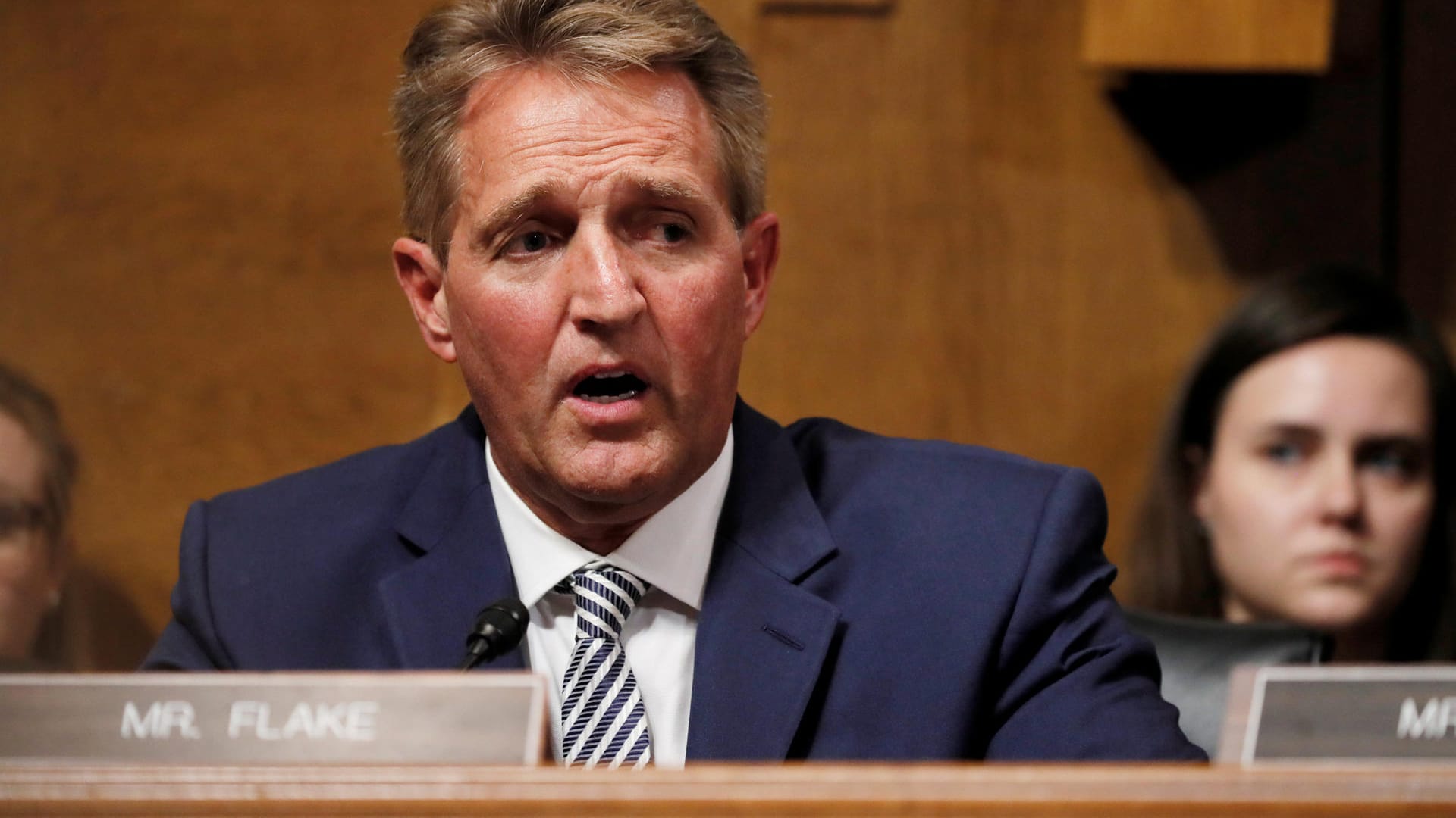 Jeff Flake: Der republikanische Senator fordert eine Verschiebung der Abstimmung im Senat, damit das FBI die Vorwürfe prüfen kann.