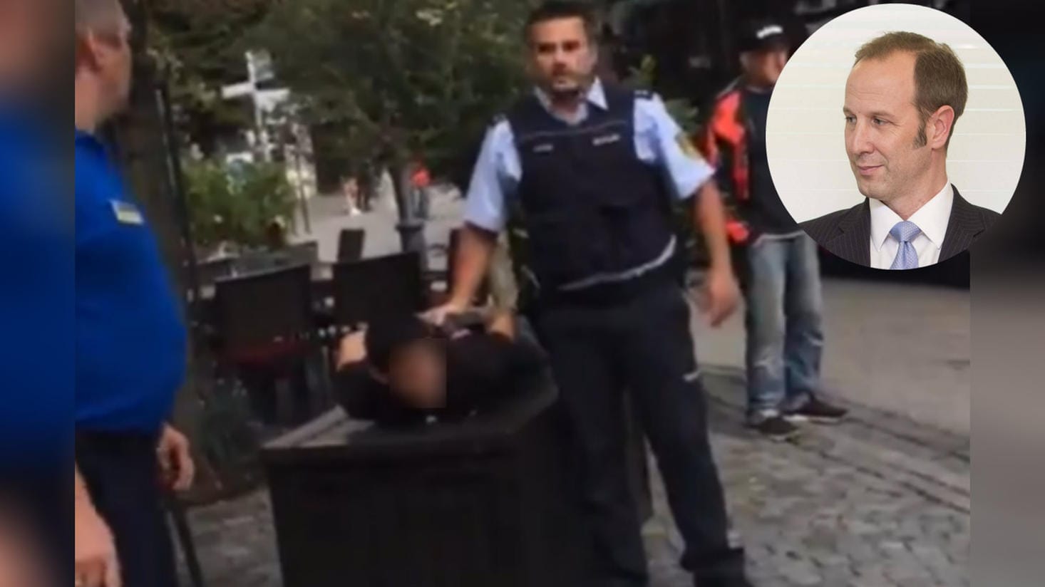 Täter überwältigt: Eine Szene aus einem im Netz kursierenden Video vom Ravensburger Marienplatz kurz nach Ende der Attacken. Ravensburgs OB Daniel Rapp überredete den Täter zur Aufgabe.