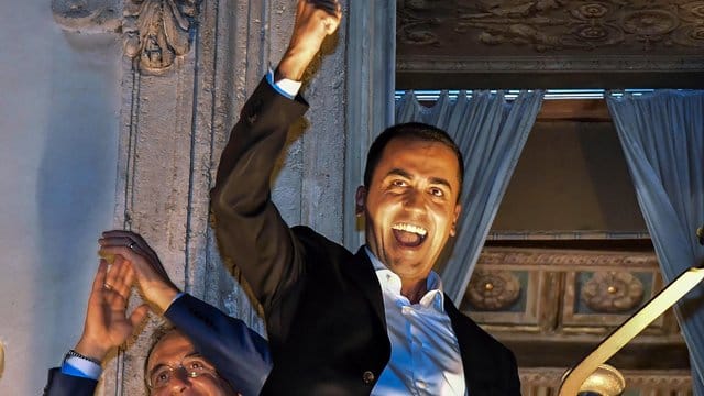 Begeistert von seiner eigenen Finanzpolitik: Der stellvertretende italienische Premierminister Luigi Di Maio feiert. Begeistert von seiner eigenen Finanzpolitik: Der stellvertretende italienische Premierminister Luigi Di Maio feiert.