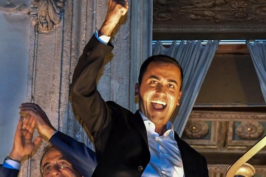 Begeistert von seiner eigenen Finanzpolitik: Der stellvertretende italienische Premierminister Luigi Di Maio feiert.