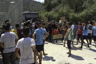 Geflüchtete im Camp Moria auf der griechischen Insel Lesbos: In Griechenland sind die meisten der fast 39.000 Migranten in diesem Jahr angekommen.