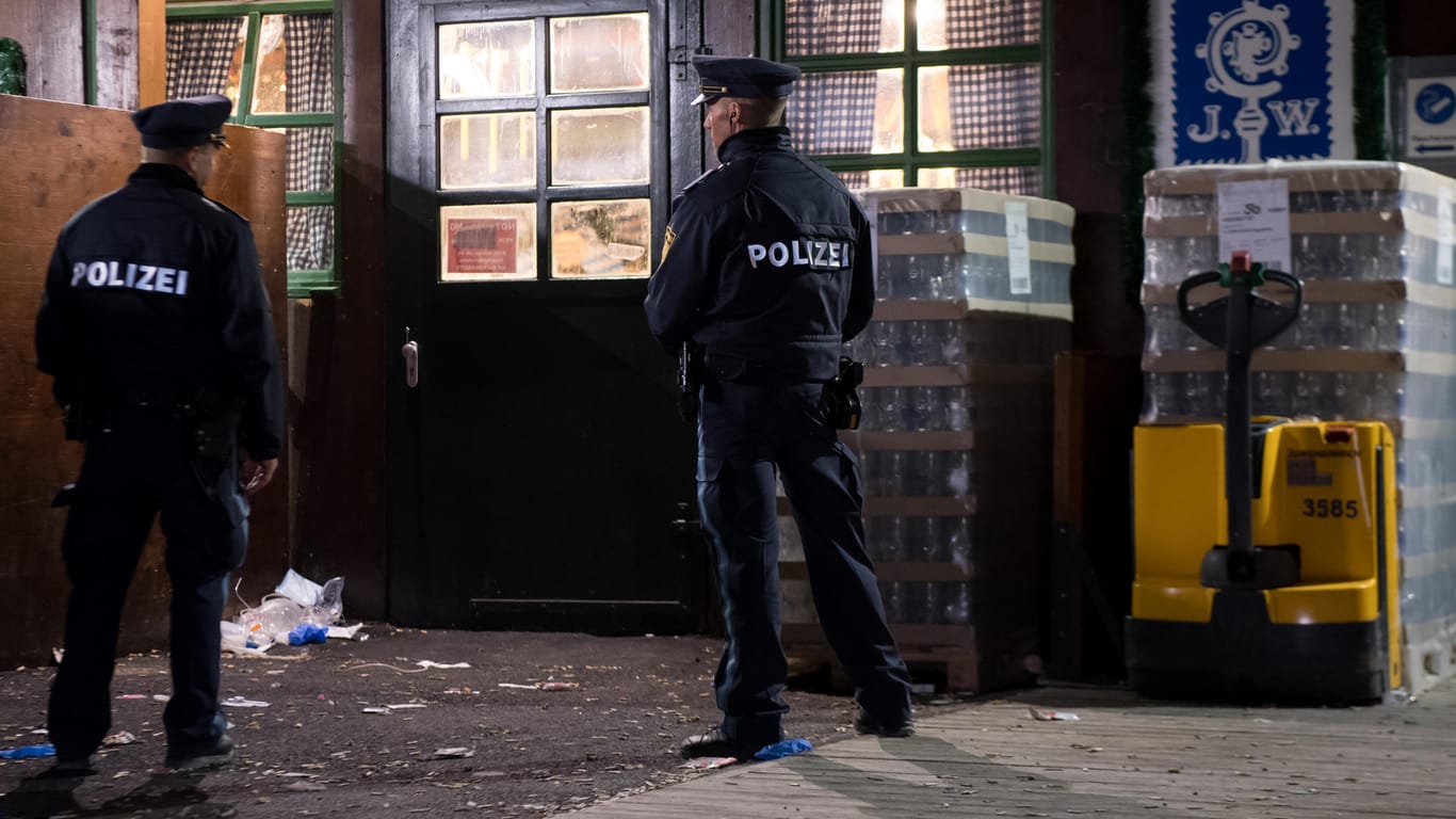 Polizisten sichern den Tatort: Die beiden Männer gerieten außerhalb des Augustiner-Zeltes auf dem Münchner Oktoberfest aneinander.