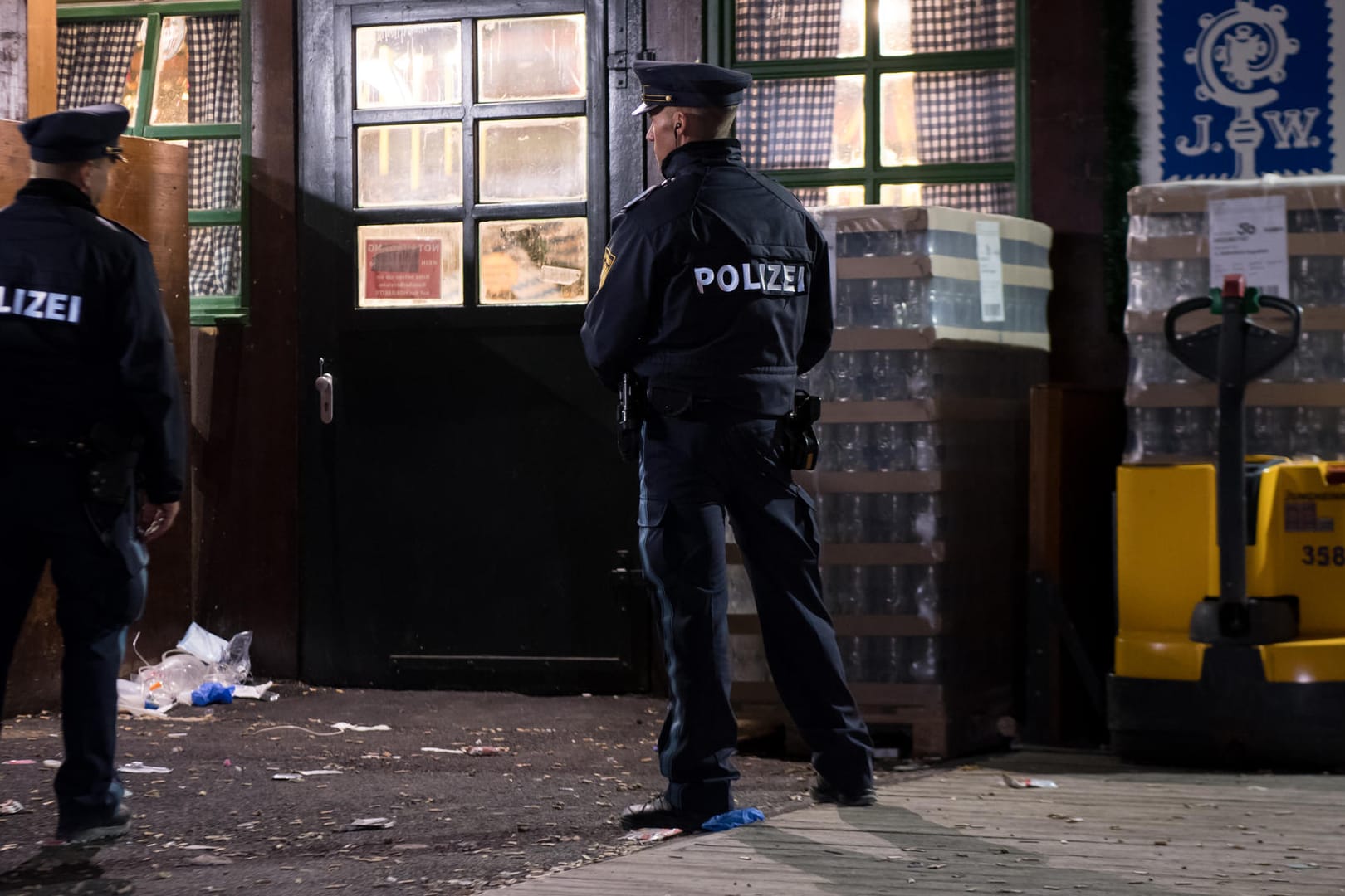 Polizisten sichern den Tatort: Die beiden Männer gerieten außerhalb des Augustiner-Zeltes auf dem Münchner Oktoberfest aneinander.